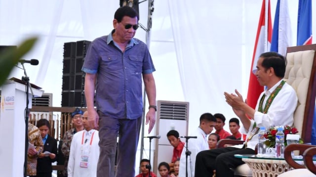 Jokowi dan Duterte meluncurkan kapal ro-ro. Foto: Dok. Biro Pers, Media, dan Informasi Sekretariat Presiden