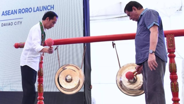 Jokowi dan Duterte meluncurkan kapal ro-ro. (Foto: Dok. Biro Pers, Media, dan Informasi Sekretariat Presiden)