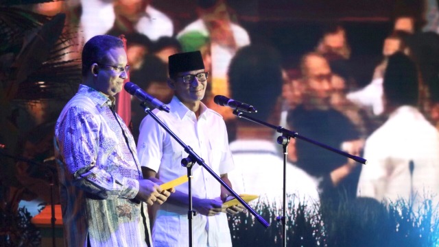 Anies-Sandi bacakan puisi di Milad PKS ke-19 (Foto: Fanny Kusumawardhani/kumparan)