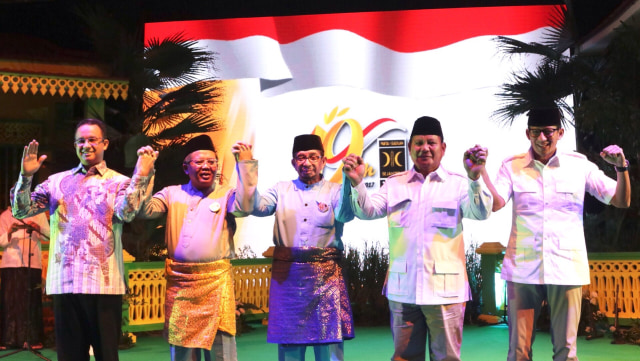 Prabowo, Anies dan Sandi di acara Milad PKS. (Foto: Fanny Kusumawardhani/kumparan)