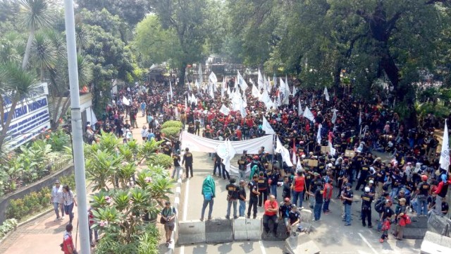 Massa demo hari buruh. (Foto: Aria Pradana/kumparan)