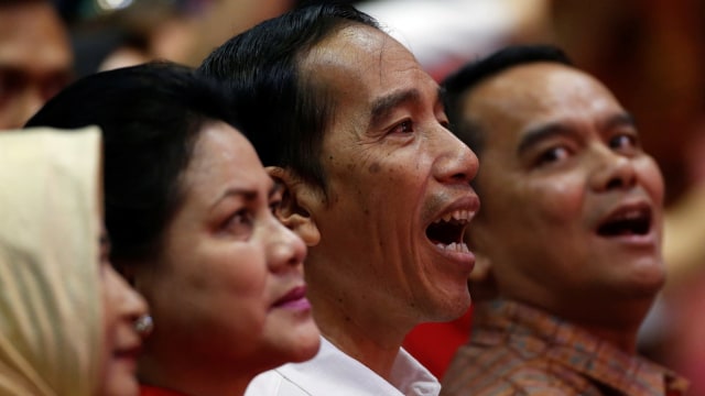 Jokowi ikut bernyanyi di sebuah acara di Hong Kong (Foto: REUTERS/Bobby Yip)
