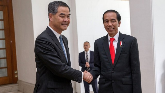 Jokowi disambut Leung Chun Ying (Foto: REUTERS/Bobby Yip)