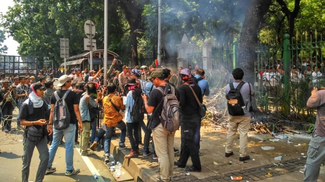 Buruh bakar karangan bunga Ahok (Foto: Dok. Embed pembaca)