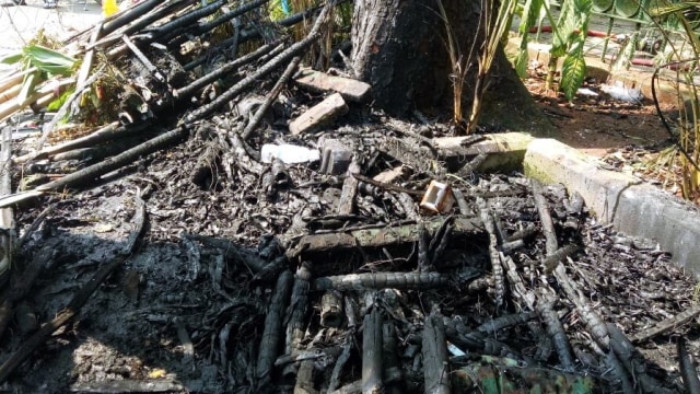 Sisa-sisa karangan bunga yang dibakar. (Foto: Ainul Qalbi/kumparan)