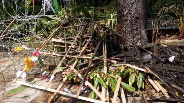 Sisa-sisa karangan bunga yang dibakar. (Foto: Ainul Qalbi/kumparan)