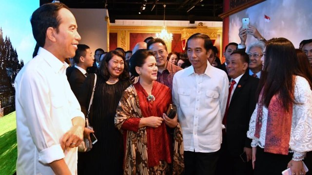 Jokowi dan Iriana di Madame Tussauds Hong Kong (Foto: Dok. Biro Pers, Media, dan Informasi Sekretariat Presiden)