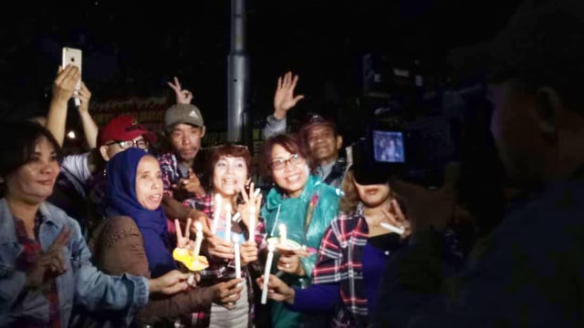 Massa pro Ahok gelar aksi menyalakan lilin. (Foto: Dok. Harris Lee)