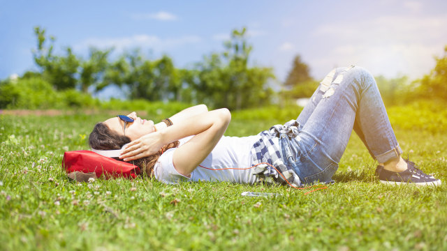 Menghabiskan waktu ngabuburit di taman kota. (Foto: Thinkstock)