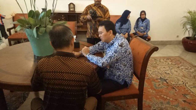 Ahok menerima keluhan warga di dalam Balai Kota (Foto: Johanes Hutabarat/kumparan)