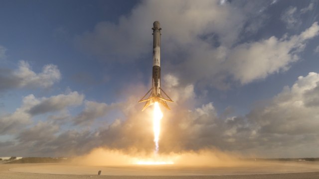 Roket Falcon 9 milik SpaceX. (Foto: SpaceX/Flickr)