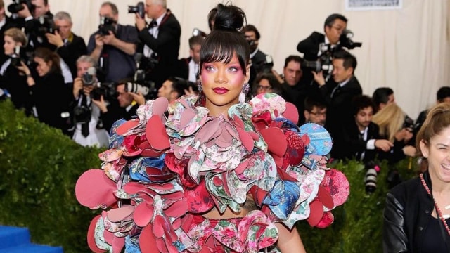 Rihanna menghadiri Met Gala 2017 (Foto: Instagram/@cosmopolitanmy)