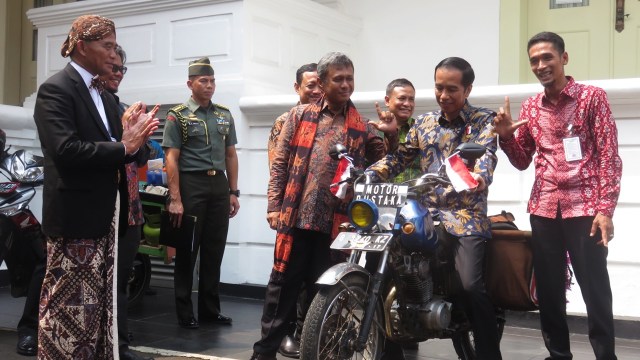 Jokowi dan perpustakaan berjalan (Foto: Yudhistira Amran/kumparan)