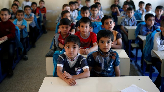 Anak-anak di Mosul Pergi Sekolah. (Foto: REUTERS/ Muhammad Hamed)