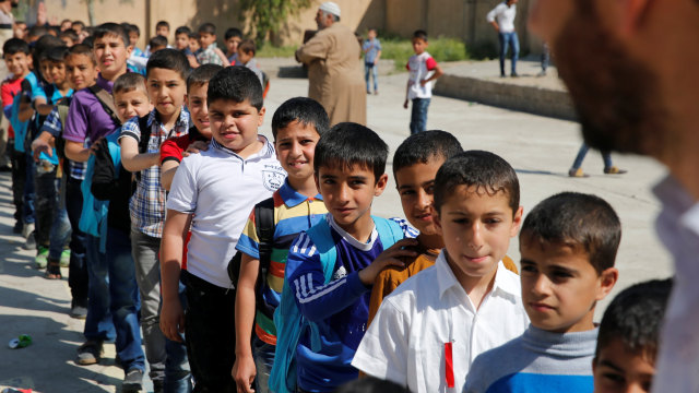 Anak-anak di Mosul Pergi Sekolah. (Foto: REUTERS/ Muhammad Hamed)