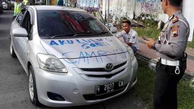 Anak SMA coret mobil saat kelulusan. (Foto: Instagram/@satlantasrescilacap Ikuti)