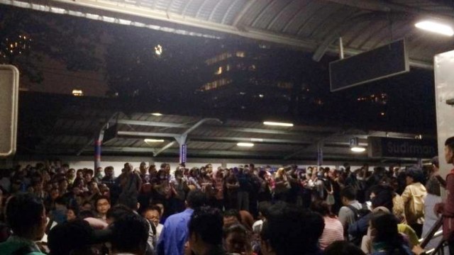 Stasiun Sudirman padat. (Foto: Dok. Dwiky pembaca kumparan)