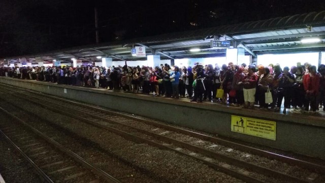 Kepadatan penumpang KRL di Stasiun Sudirman. (Foto: Johanes Hutabarat/kumparan)