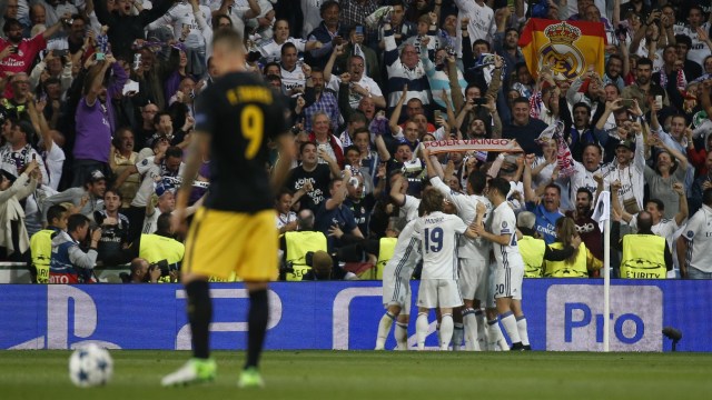 Para pemain Madrid merayakan gol. (Foto: REUTERS/Sergio Perez Livepic)