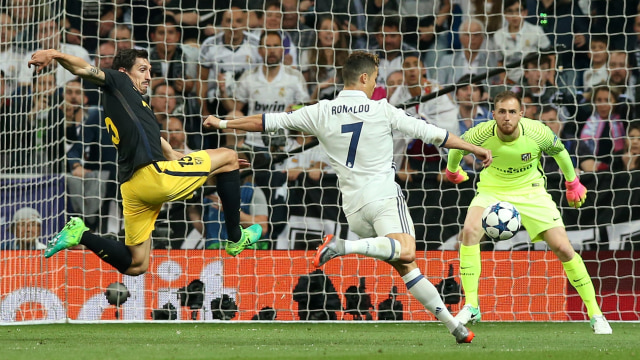 Gol Ronaldo ke gawang Jan Oblak. (Foto: REUTERS/Albert Gea Livepic)