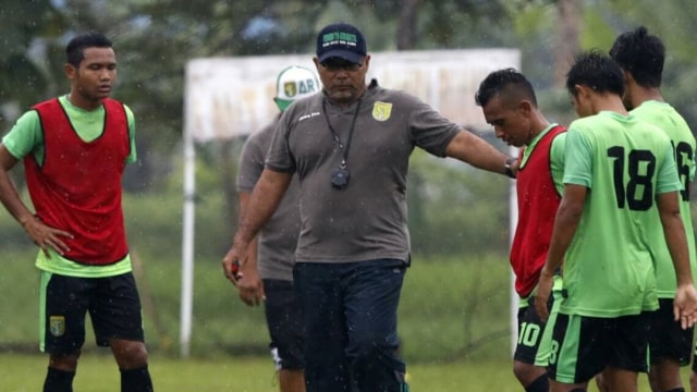 Iwan Setiawan saat melatih Persebaya. (Foto: Instagram: @officialpersebaya)