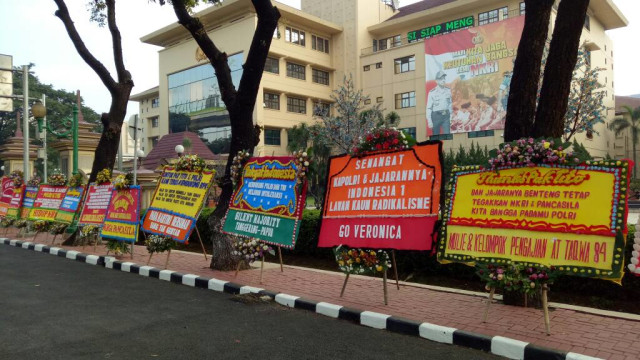 Karangan Bunga di Mabes Polri. (Foto: Anggi Dwiky Dermawan/kumparan)