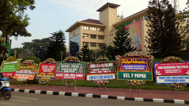 Karangan Bunga di Mabes Polri. (Foto: Anggi Dwiky Dermawan/kumparan)