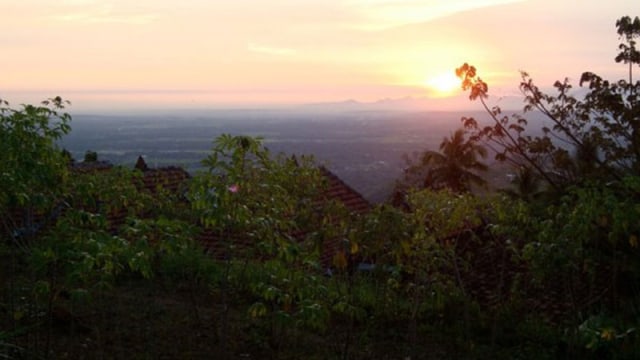 Matahari terbit dari area Bumi Langit (Foto: Dok. Bumi Langit Institute)