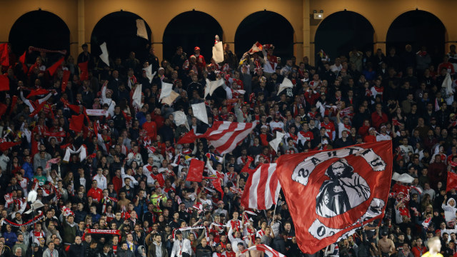 Suporter Monaco di Stade Louis II. (Foto: Reuters/Jean-Paul Pelissier)