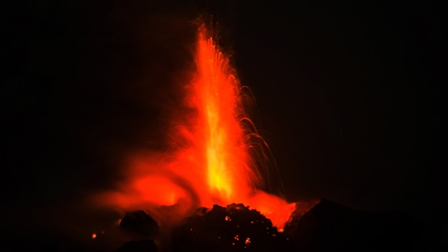 Lava pijar Sinabung  (Foto: Tibta Perangiangin/Antara)