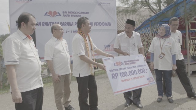 Penyerahan CSR ke SDN 12 Teupah Barat (Foto: Ridho Robby/kumparan)