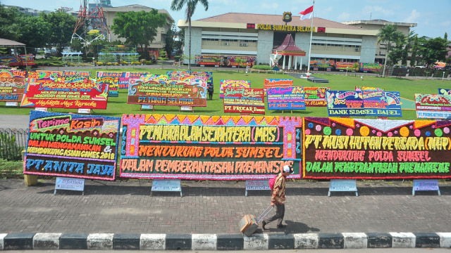 Karangan bunga di Polda Sumatera Selatan (Foto: Antara/Feny Selly)