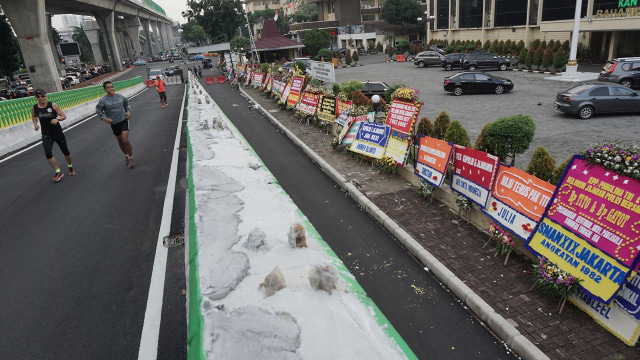 Karangan bunga memenuhi Mabes Polri (Foto: Aditia Noviansyah/kumparan)