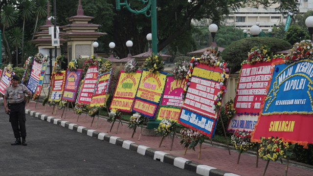 Karangan bunga memenuhi Mabes Polri (Foto: Aditia Noviansyah/kumparan)