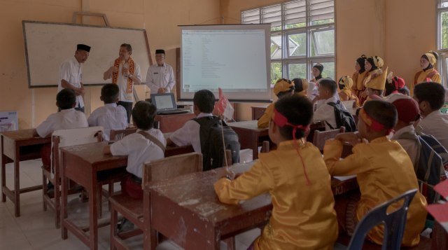 BRI Mengajar di SDN 12 dan SDN 7 (Foto: Ridho Robby/kumparan)