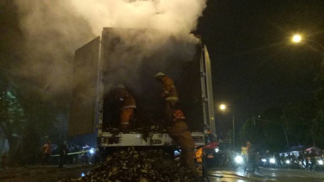 Muatan makanan ringan dari truk yang terbakar (Foto: Ulfa Rahayu/kumparan)