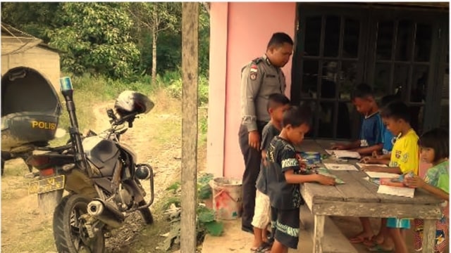 Anggota Polri buka perpustakaan keliling (Foto: Dok. Div Humas Mabes Polri)