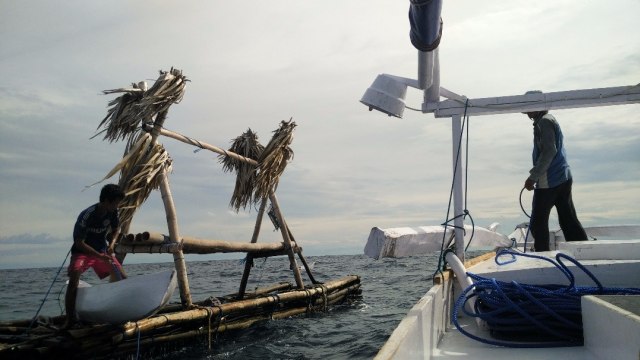 Memancing Ikan Tuna di Laut Bone. (Foto: Dok. Ketua LSM Yayasan Mattirotasi)