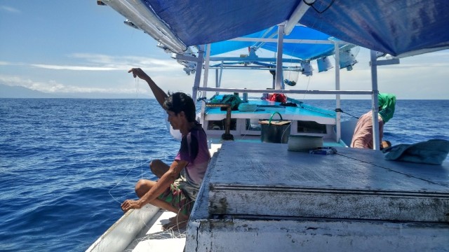 Memancing Ikan Tuna di Laut Bone. (Foto: Dok. Ketua LSM Yayasan Mattirotasi)