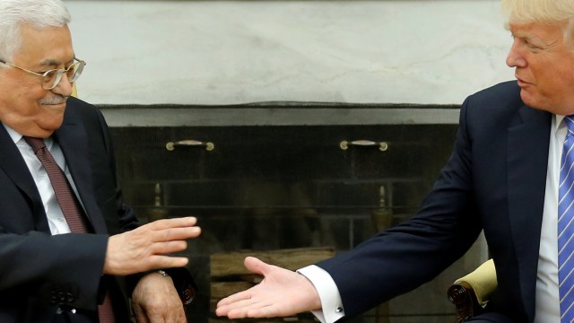 Donald Trump dan Mahmoud Abbas. (Foto: REUTERS/Carlos Barria)