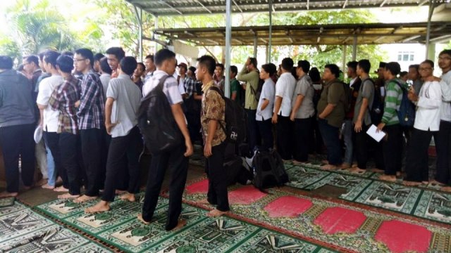 SIJUM beri makan gratis ke Masjid Al Muttaqin (Foto: Facebook Desi Anggraeni Efendi)