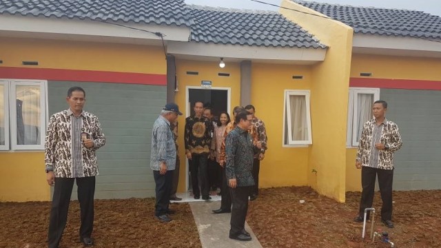 Jokowi meninjau rumah tapak murah di Cikarang. (Foto: Yudhistira Amran Saleh/kumparan)