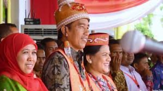 Kerajinan tangan khas suku dayak menggunakan kulit kayu kapoak