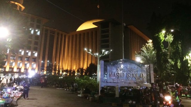 Suasana di luar Masjid Istiqlal. (Foto: Kelik Wahyu Nugroho/kumparan)