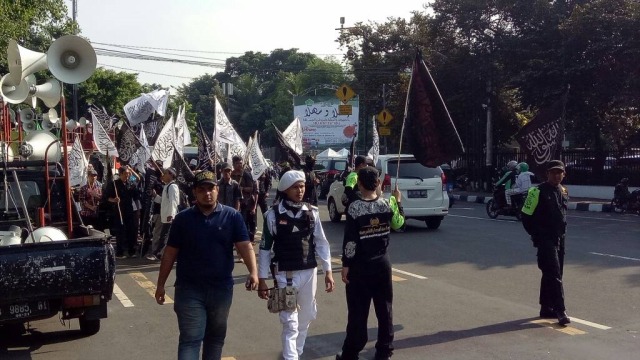 Massa mulai berkumpul di sekitar Masjid Istiqlal (Foto: Johanes H/kumparan)