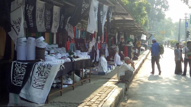 Pedagang atribut muslim di Aksi 55 (Foto: Johanes Hutabarat/kumparan)