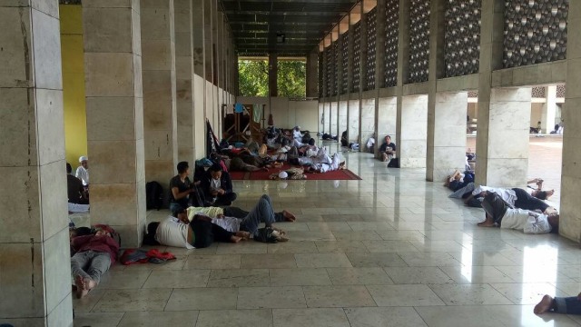 Massa di Masjid Istiqlal (Foto: Johanes H/kumparan)