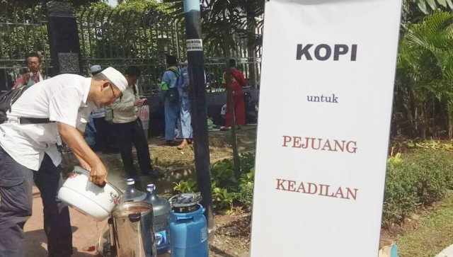 Kopi untuk Pejuang Keadilan. (Foto: Aria Pradana/kumparan)