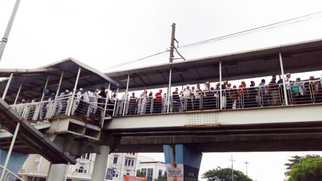 Antrian penumpang dari Stasiun Juanda di JPO. (Foto: Anggi Dwiky/kumparan)