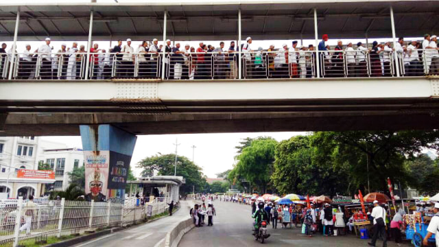 Antrian penumpang dari Stasiun Juanda di JPO. (Foto: Anggi Dwiky/kumparan)